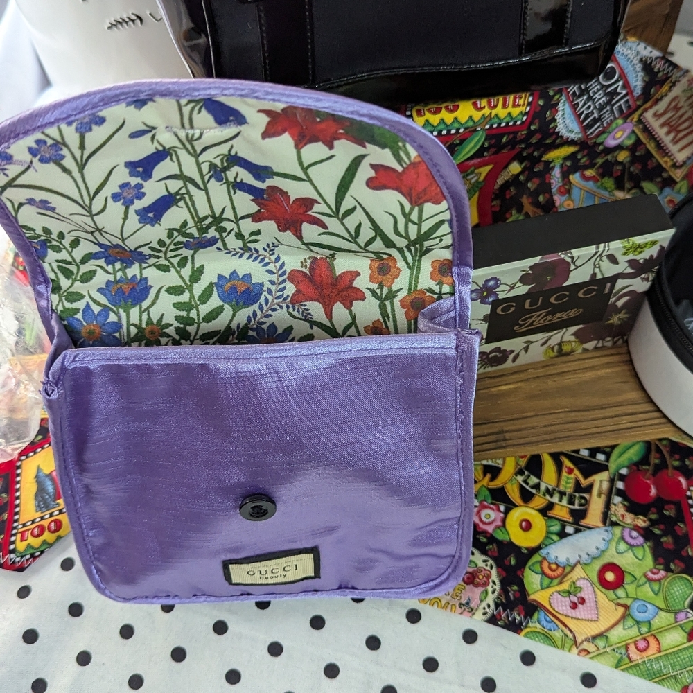 Buyers Choice - GUCCI Mini bag, Dust Bag, Compact Mirror, or Travel cases - Picture 2 of 15